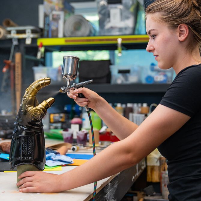 Iwata HP-TH2 Gravity Feed Dual Action Trigger Airbrush H5100 - merriartist.com